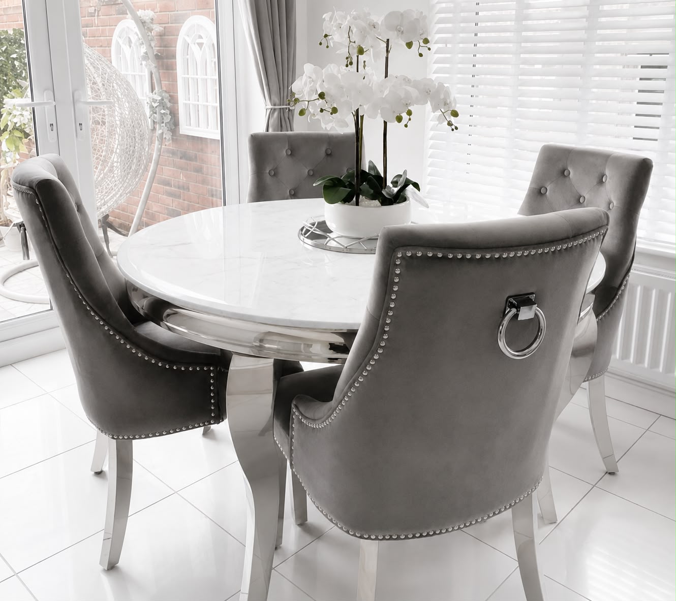 Louis 1.3 round marble table with Jessica ring knocker chairs in grey